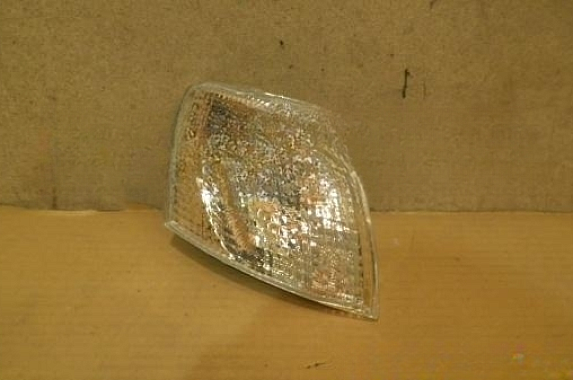 Габарит правый (белый) Volkswagen Passat 1996-2000 (TYC / Тайвань)